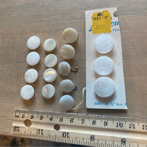 Vintage 16 Mother of Pearl Iridescent Shell Buttons with shanks 13mm 15mm 3/4 In - Picture 2 of 7